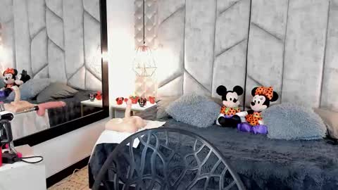 Nicolle Ruselle   Hello my lovely  schedule for great fun from  630 am and end 800 pm Colombian time I wait for you online show from 10.13.25