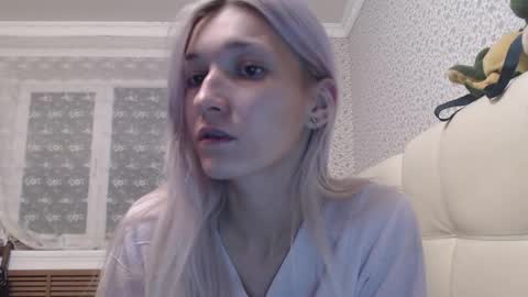 Snapshot of maybe_doll chatting on 10.19.25 maybe_doll online show from 10.19.25