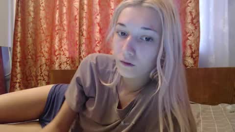 Snapshot of maybe_doll chatting on 11.15.25 maybe_doll online show from 11.15.25