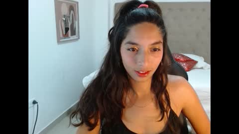 Snapshot of maydivaxox chatting on 02.08.25 MAYA online show from 02.08.25