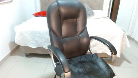 Snapshot of maydivaxox chatting on 02.21.25 MAYA online show from 02.21.25