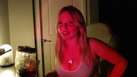 Snapshot of mckenziereese chatting on 08.10.26 mckenziereese online show from 08.10.26
