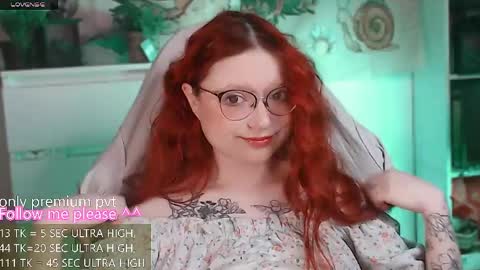 Snapshot of me_hanna chatting on 04.11.26 Hanna online show from 04.11.26