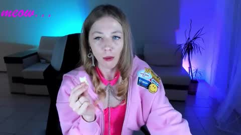 Snapshot of meeeeeow08 chatting on 10.15.25 Sweet Meow nonude online show from 10.15.25