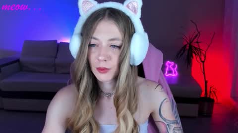 Snapshot of meeeeeow08 chatting on 11.21.25 Sweet Meow nonude online show from 11.21.25