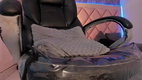 Snapshot of megan_and_clohe chatting on 03.09.25 M E G A N online show from 03.09.25