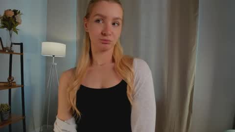 Snapshot of meganhenns chatting on 05.06.26 Elly online show from 05.06.26