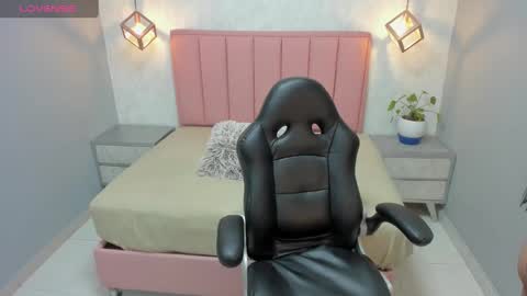 Snapshot of meganzarick chatting on 10.06.25 M E G A N online show from 10.06.25