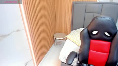 Snapshot of meganzarick chatting on 10.28.25 M E G A N online show from 10.28.25