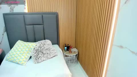 Snapshot of meganzarick chatting on 11.22.25 M E G A N online show from 11.22.25