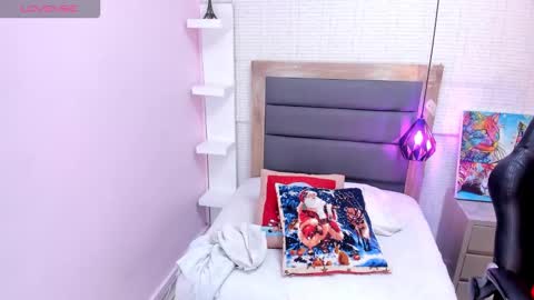 Snapshot of meganzarick chatting on 12.18.25 M E G A N online show from 12.18.25