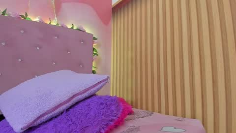 Snapshot of melanie__evans chatting on 04.25.26 melanie__evans online show from 04.25.26