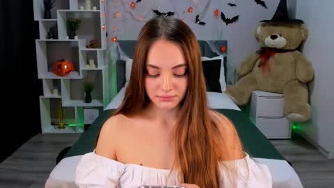 MelanieAlves online show from 10.21.25