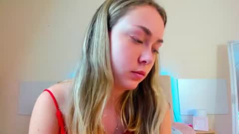 Snapshot of melaniecutys chatting on 06.26.26 Melania online show from 06.26.26