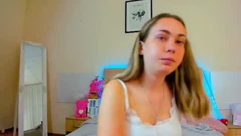Snapshot of melaniecutys chatting on 07.14.26 Melania online show from 07.14.26