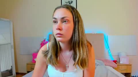 Snapshot of melaniecutys chatting on 07.14.26 Melania online show from 07.14.26