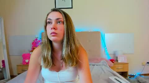 Snapshot of melaniecutys chatting on 07.20.26 Melania online show from 07.20.26