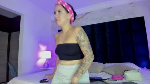 Snapshot of melanieroux chatting on 09.27.25 Melanie Roux online show from 09.27.25