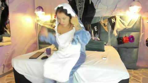 Snapshot of melanieroux chatting on 10.28.25 Melanie Roux online show from 10.28.25