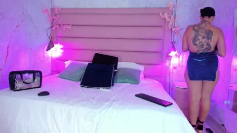 Snapshot of melanieroux chatting on 11.28.25 Melanie Roux online show from 11.28.25