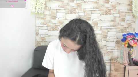 Snapshot of melannie_roses chatting on 01.24.25 melannie roses online show from 01.24.25