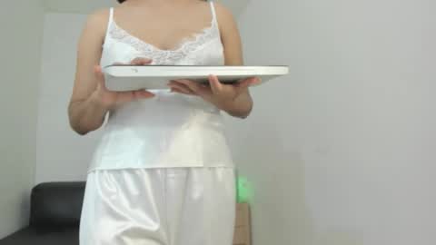 melannie roses online show from 02.05.26