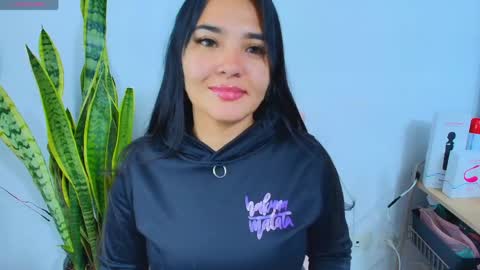    Independent model online show from 05.19.26