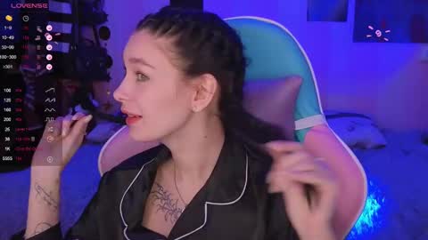 Snapshot of mella_freya chatting on 01.07.25 Freya IM NONUDE online show from 01.07.25