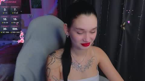 Snapshot of mella_freya chatting on 11.30.25 Freya IM NONUDE online show from 11.30.25