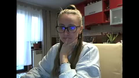 Snapshot of melly_rosey chatting on 03.10.25 Melly online show from 03.10.25