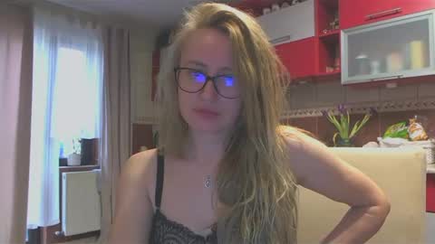 Snapshot of melly_rosey chatting on 03.11.25 Melly online show from 03.11.25