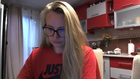 Snapshot of melly_rosey chatting on 09.12.25 Melly online show from 09.12.25