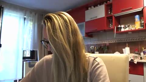 Snapshot of melly_rosey chatting on 09.16.25 Melly online show from 09.16.25