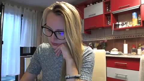 Snapshot of melly_rosey chatting on 09.17.25 Melly online show from 09.17.25