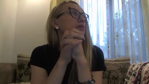 Snapshot of melly_rosey chatting on 10.03.25 Melly online show from 10.03.25