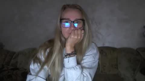 Snapshot of melly_rosey chatting on 10.06.25 Melly online show from 10.06.25