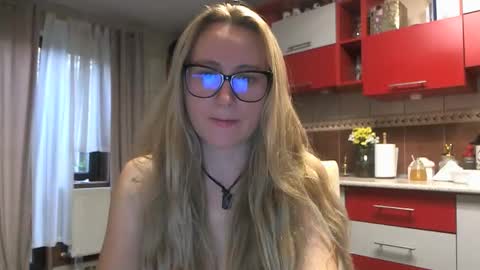 Snapshot of melly_rosey chatting on 10.15.25 Melly online show from 10.15.25
