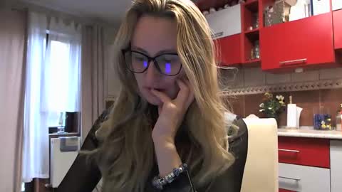 Snapshot of melly_rosey chatting on 10.28.25 Melly online show from 10.28.25