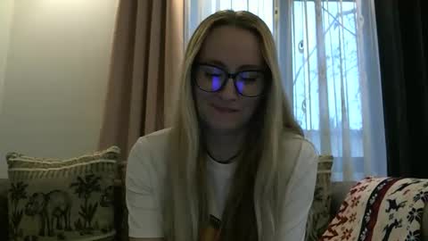 Snapshot of melly_rosey chatting on 11.10.25 Melly online show from 11.10.25