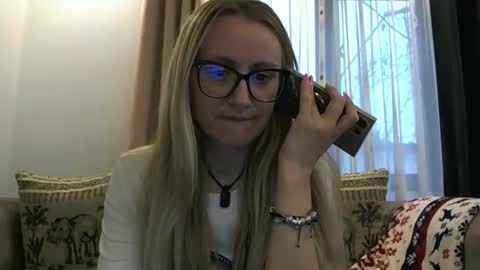 Snapshot of melly_rosey chatting on 11.11.25 Melly online show from 11.11.25