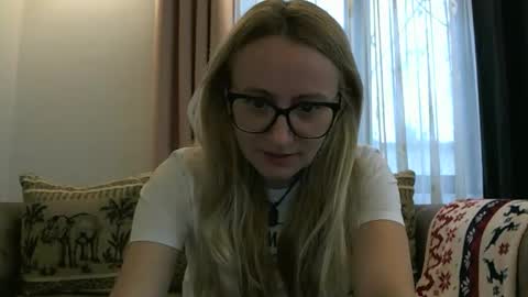 Snapshot of melly_rosey chatting on 11.12.25 Melly online show from 11.12.25