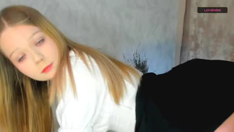 MelMooon online show from 12.02.24