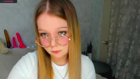 MelMooon online show from 01.17.25