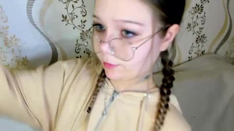 MelMooon online show from 10.07.25