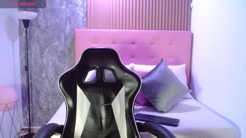 Snapshot of melody_bleir chatting on 10.03.25 Melody online show from 10.03.25