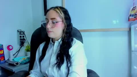 Snapshot of melodygirl__2 chatting on 09.09.25 melodygirl__2 online show from 09.09.25