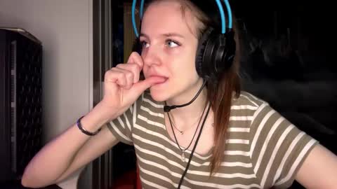 Hi Im Aria 18 years old online show from 11.06.25