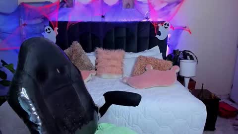 Snapshot of mely_ocean chatting on 10.08.25 MELY online show from 10.08.25