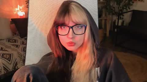 Mia online show from 10.19.25