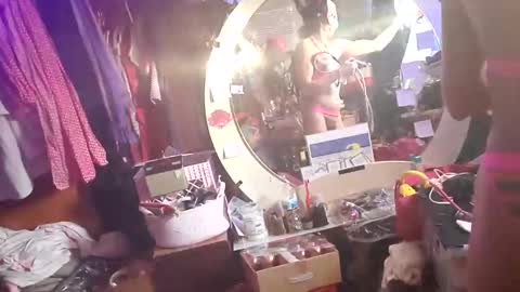 gurlnips online show from 01.21.25